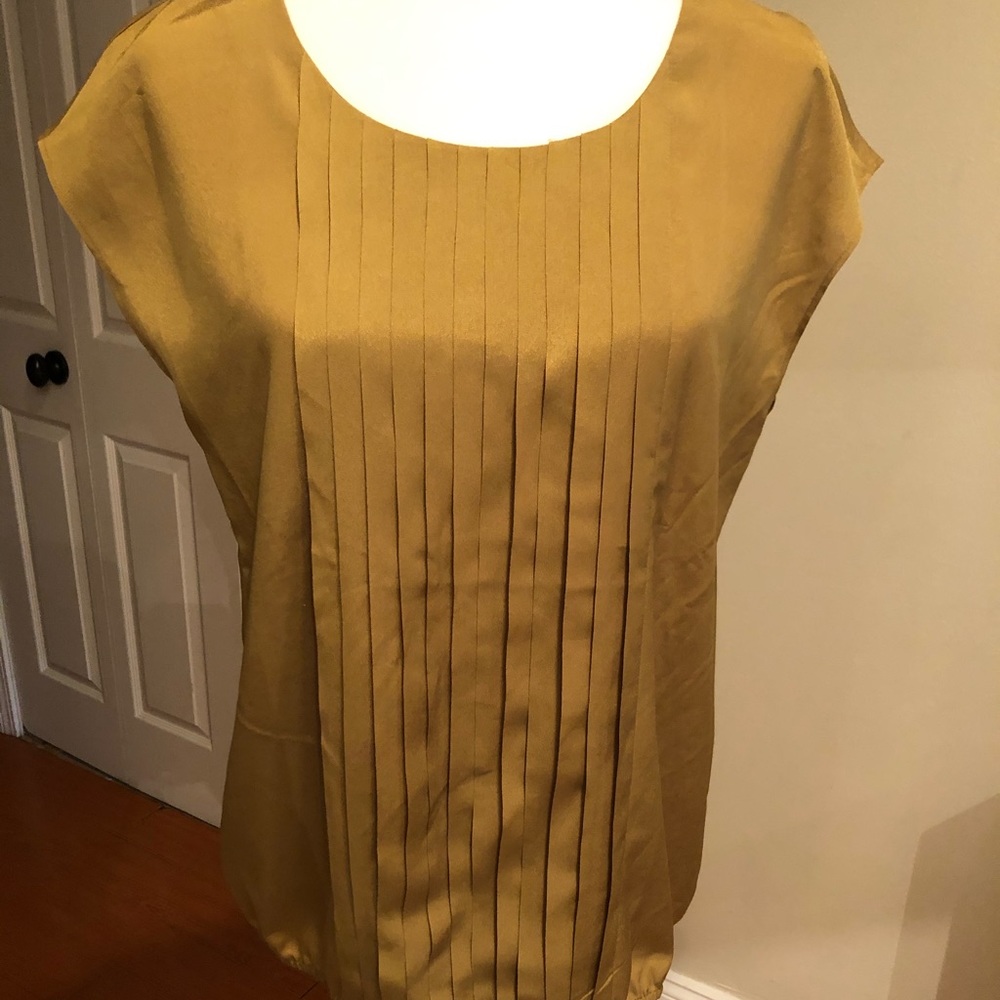 Loft Olive green/mustard pleated top